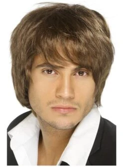 Peluca Corta Y Marrón De Chico De Banda Del Pop